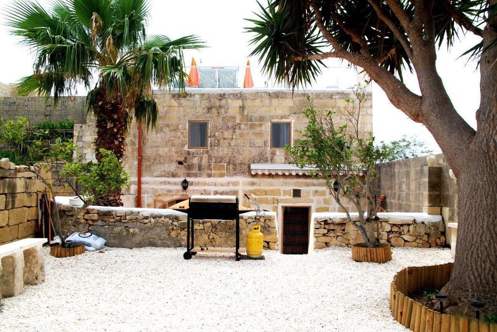 Anna Karistu Accommodation Kercem Экстерьер фото