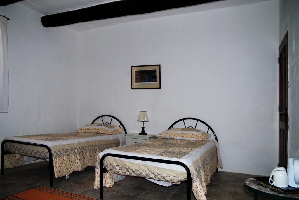 Anna Karistu Accommodation Kercem Экстерьер фото