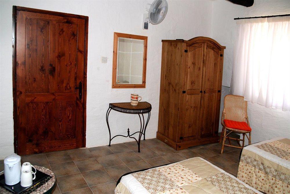 Anna Karistu Accommodation Kercem Экстерьер фото